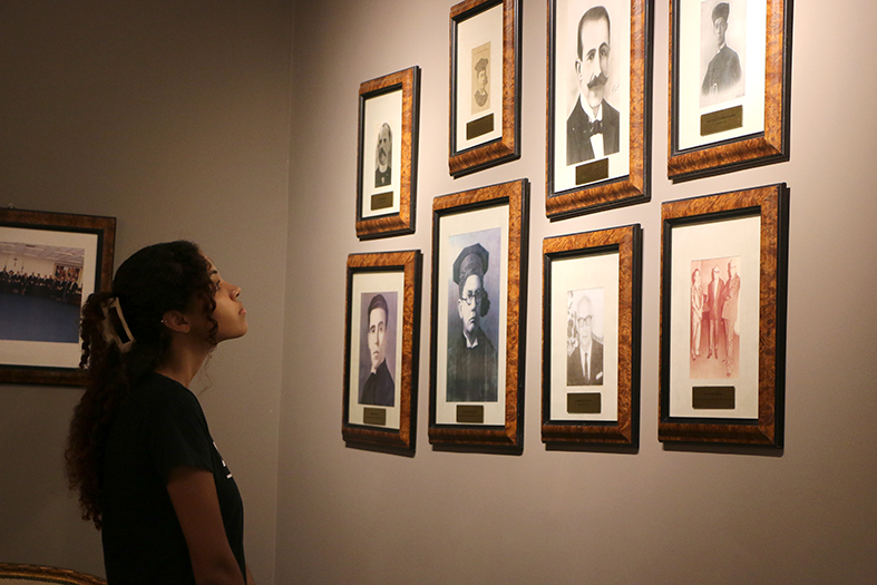 Aluna da faculdade Multivix admira a galeria de fotos do Centro de Memória durante visita monitorada às instalações do Palácio Renato de Mattos.