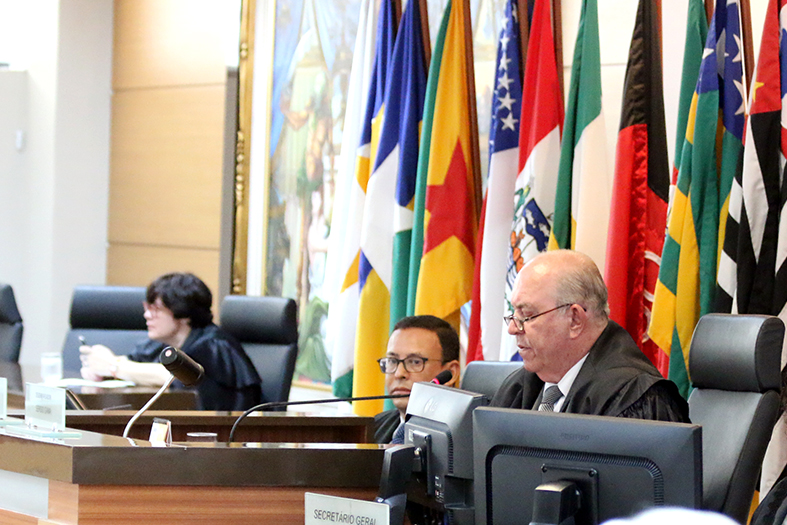 O presidente do Tribunal de Justiça do Espirito Santo, desembargador Sérgio Luiz Teixiera Gama preside a 1ª sessão do Tribunal Pleno de 2019.