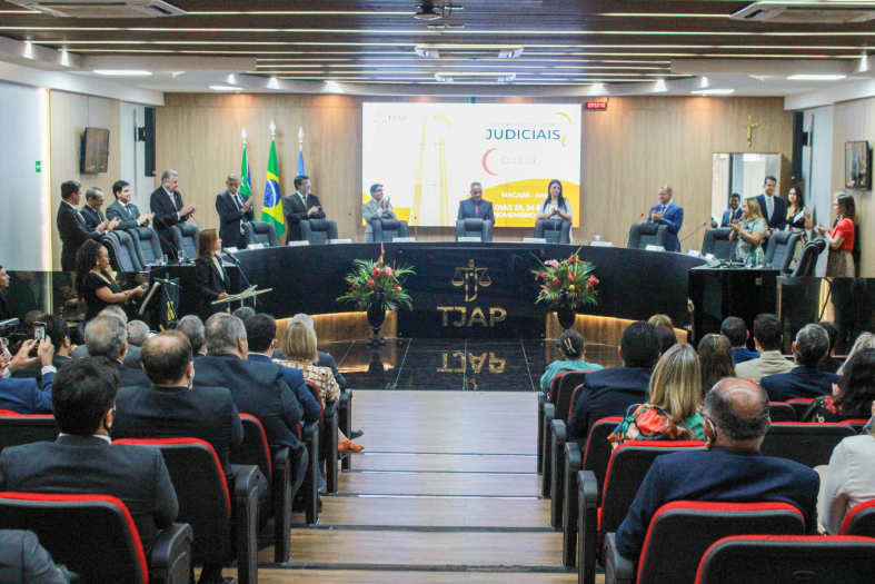 Público assiste à evento no salão do Tribunal de Justiça do Amapá.