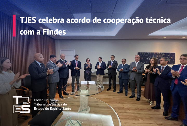 Autoridades reunidas em uma sala de reunião abatendo palmas