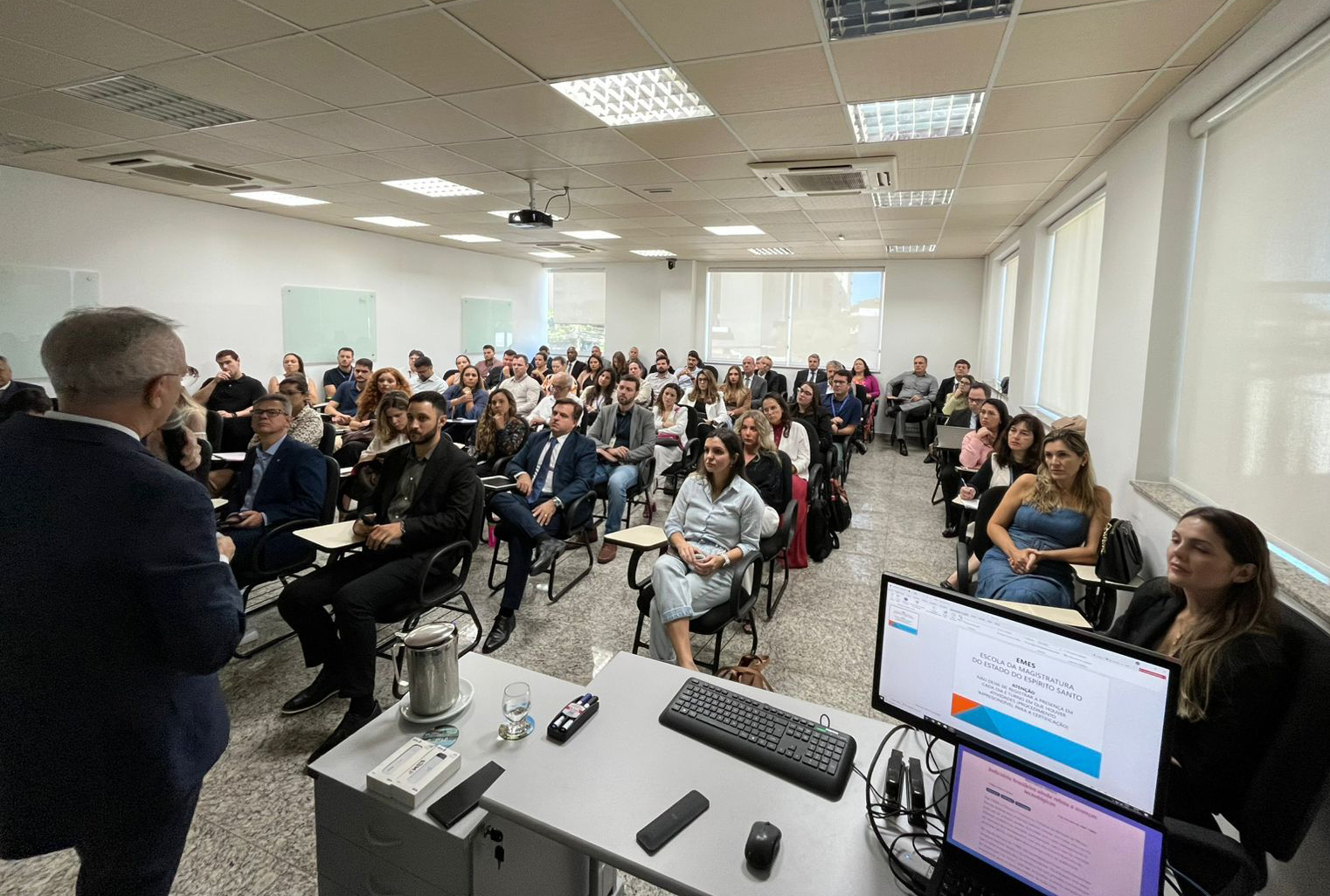 Pessoas em uma sala participando de um curso