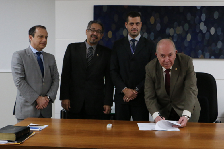Presidente Sérgio Gama assinando o ato normativo