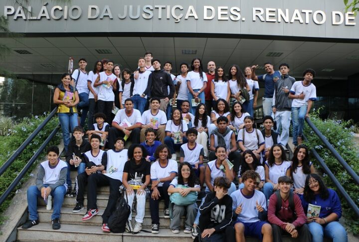 Estudantes da rede municipal visitam TJES e aprendem sobre Justiça e Cidadania