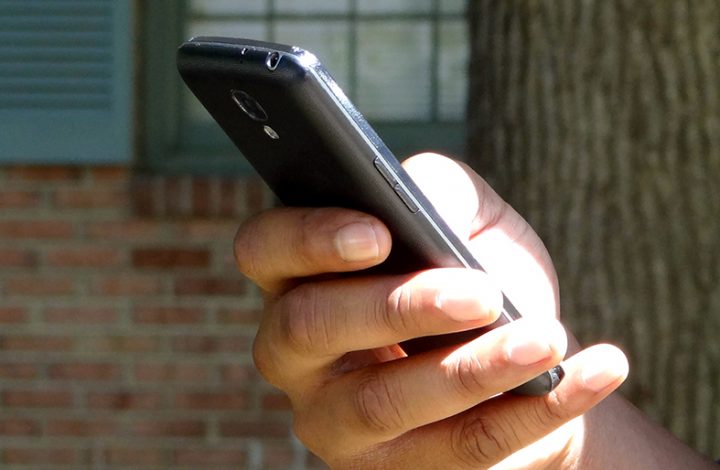 Homem que teve celular danificado após contato com chuva deve receber novo aparelho de empresa
