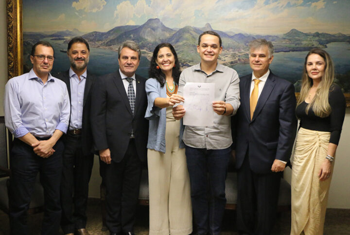 Emes e Prefeitura de Vitória assinam acordo de cooperação que vai alinhar Judiciário e estudantes da Rede Pública da capital