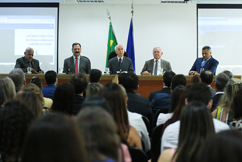 mesa do evento composta pelos integrantes do judiciário