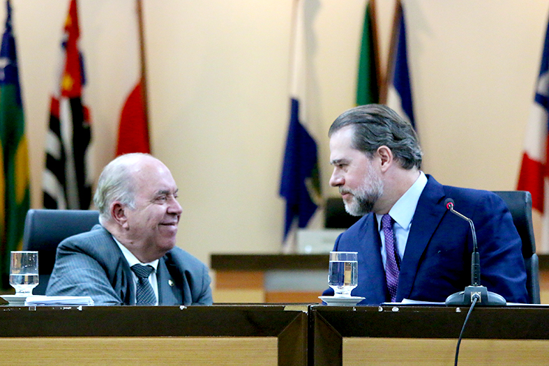 O Presidente do Tribunal de Justiça capixaba, Desembargador Sérgio Gama confraterniza com o Ministro Dias Toffolli durante evento no Tribunal Pleno do TJES.