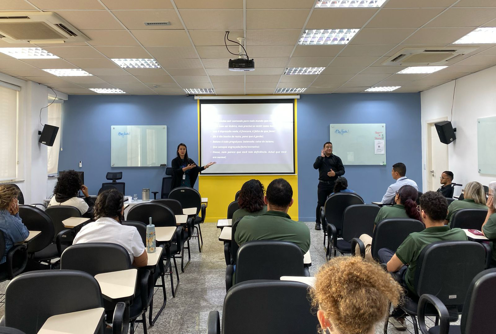 Pessoas em uma sala de aula
