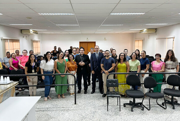 Fórum de São Mateus recebe visita do bispo Dom Paulo
