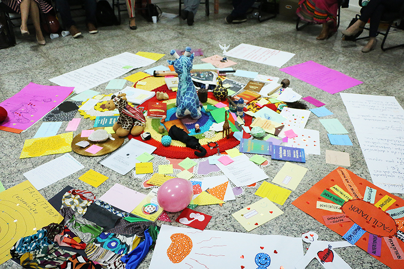 Várias objetos espalhados no chão para a prática do círculo