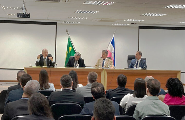 Integrantes da Justiça capixaba e estudantes da FDV participam de palestra sobre a Reforma Tributária