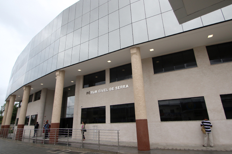 Fachada do prédio sede do fórum cível de serra