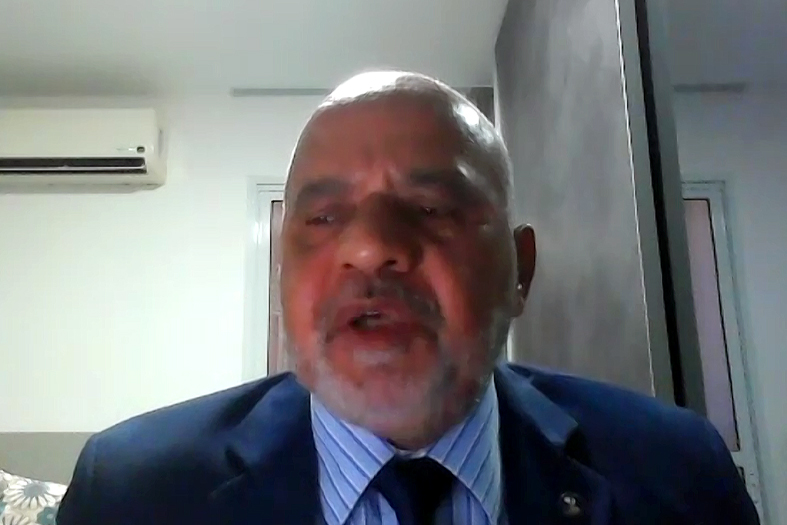 desembargador willian silva, homem negro de estatura alta, careca, de barba grisalha, vestindo terno na cor azul escura