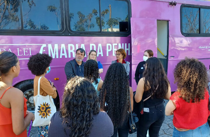 Ônibus rosa da Lei Maria da Penha participa da 1ª Mostra CineMarias na Ufes