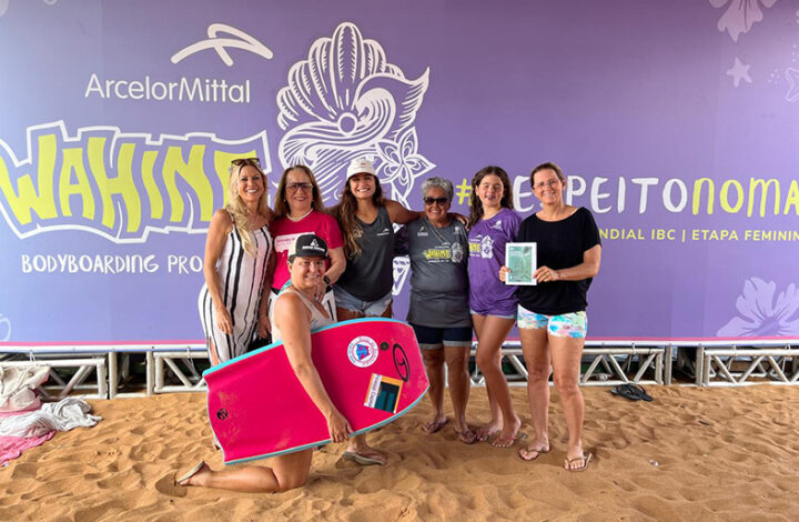 Ônibus rosa do Juizado Itinerante da Lei Maria da Penha participa da primeira etapa do Circuito Mundial de Bodyboarding Feminino