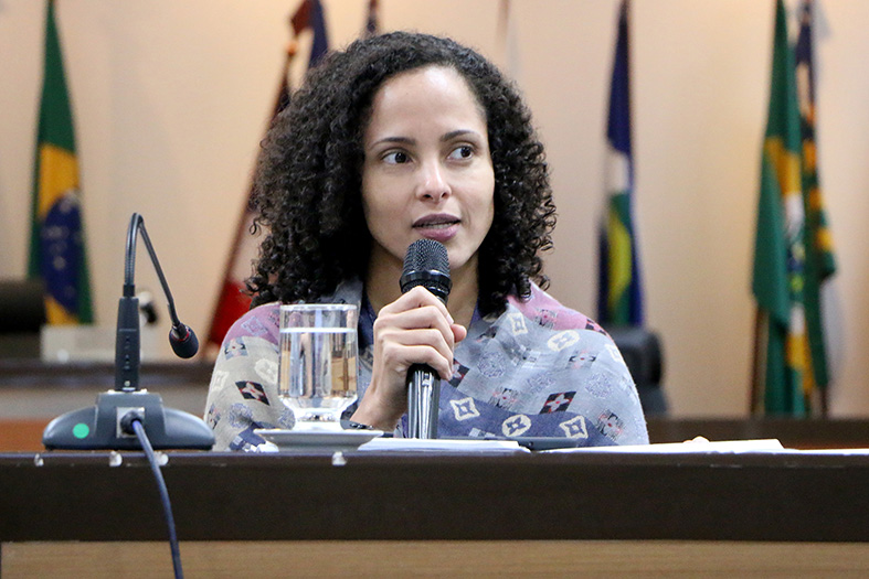 Servidora Renata Soares apresenta o resultado da consulta pública