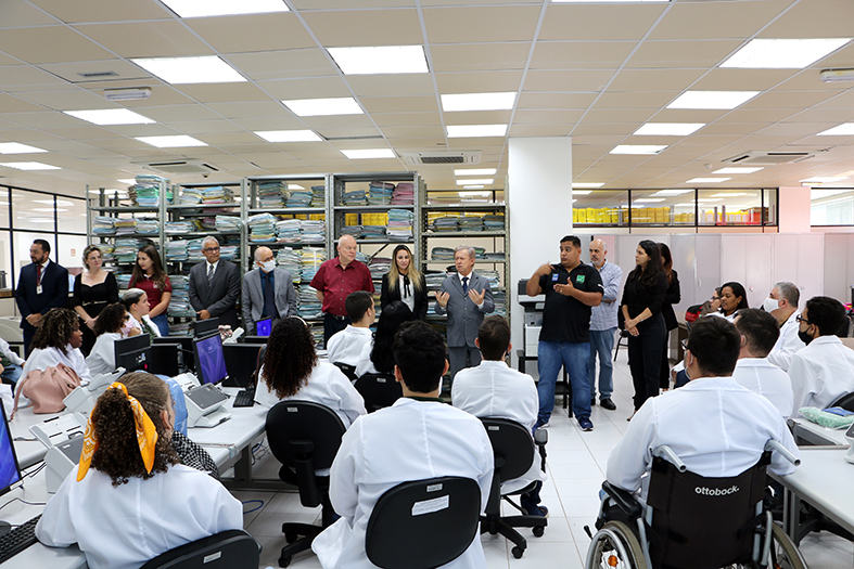 Autoridades do TJES conversam com colaboradores do CETEF.