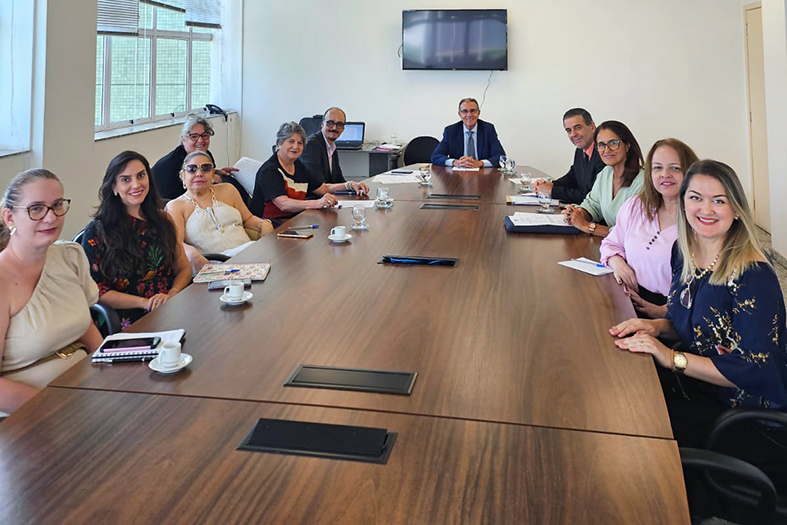 Servidores posam para foto com o corregedor Geral da Justiça, desembargador Carlos Simões Fonseca.
