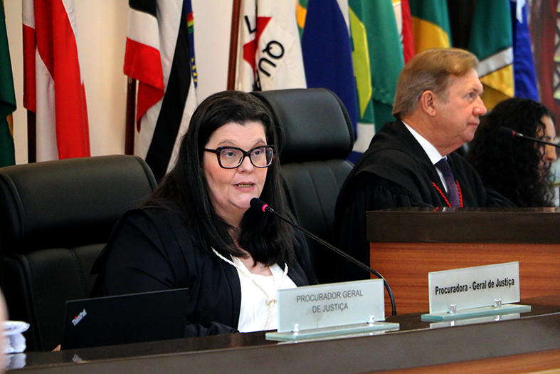 A Procuradora-geral de Justiça do Ministério Público, Luciana Gomes Ferreira de Andrade, mulher de pele branca e cabelos pretos.