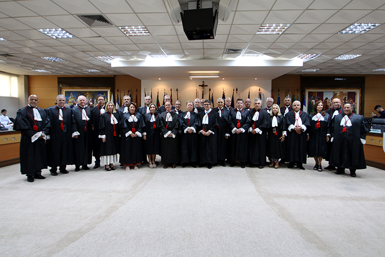 Desembargadores do TJES posam para foto no salão do Tribunal Pleno.