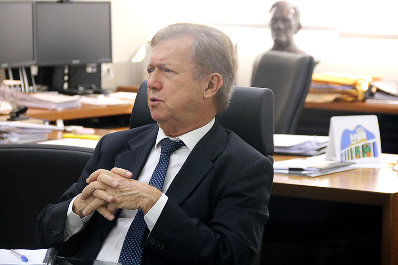 O presidente do TJES, desembargador Fabio Clem, em reunião.