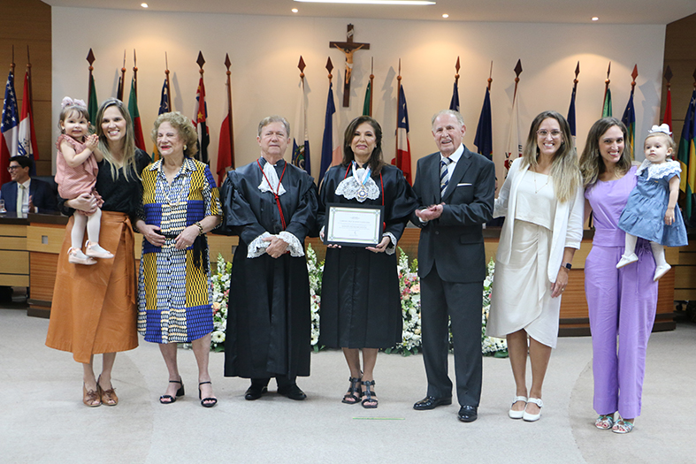 A desembargador Débora Correa posa para foto juntamente com sua família.