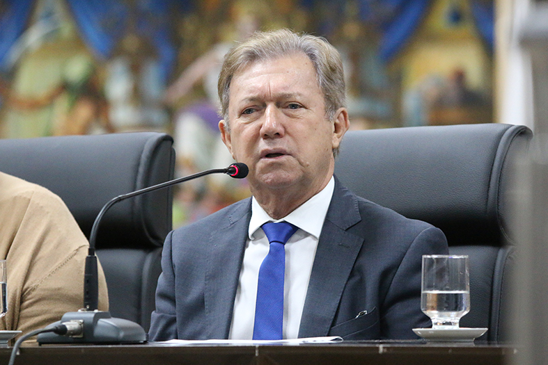 O presidente do TJES, desembargador Fabio Clem discursa em evento no salão pleno da instituição.