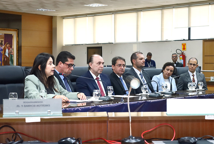 Mesa de honra no evento de assinatura do contrato entre o TJES e o BID.