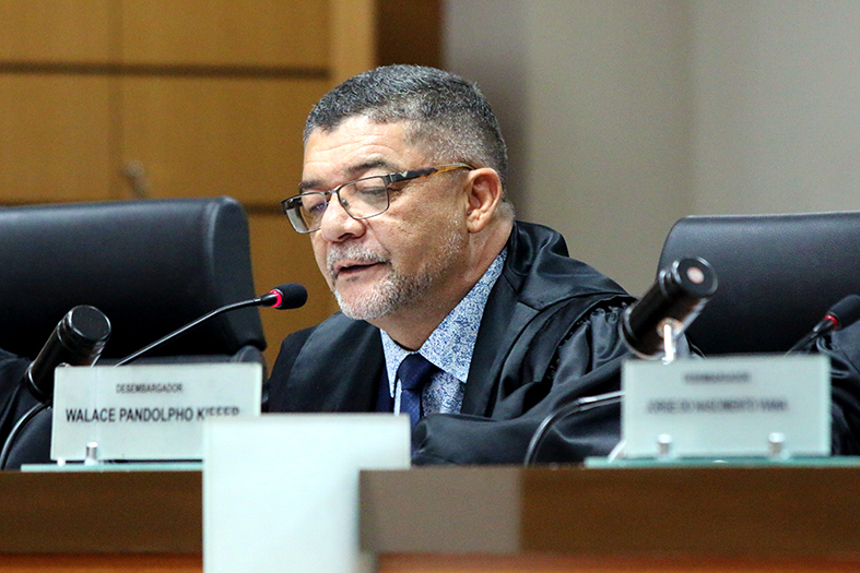 Desembargador Robson Albanez em sessão do Tribunal Pleno.