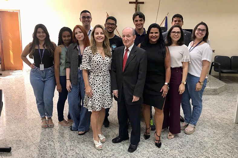Equipe da 2ª Vara Cível, de Família e de Órfãos e Sucessões de Aracruz posa para foto.
