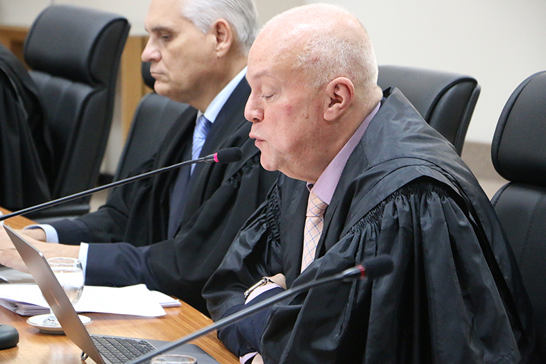 O desembargador Pedro Valls Feu Rosa, presidente do Comitê de Governança de Tecnologia da Informação e Comunicação fala ao microfone.
