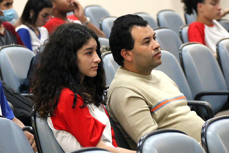 Alunos da rede pública de Vila Velha assistem sessão do Tribunal Pleno.
