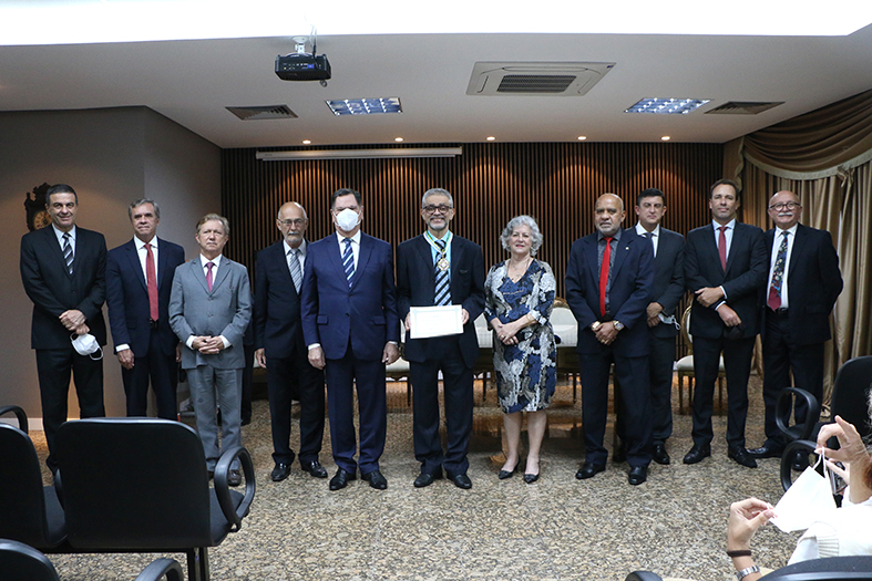 Várias pessoas posando para foto.
