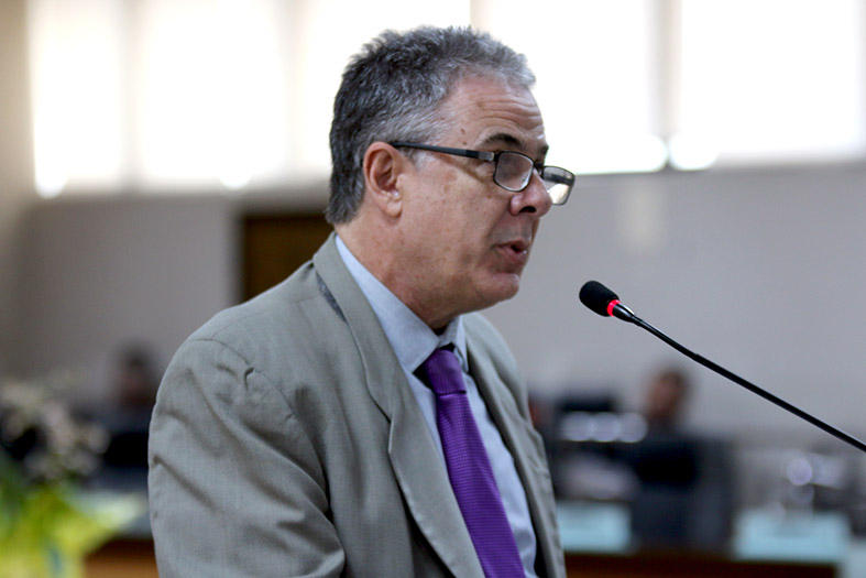 Desembargador Jorge Henrique Viana, homem de pele branca e com cabelos grisalhos.