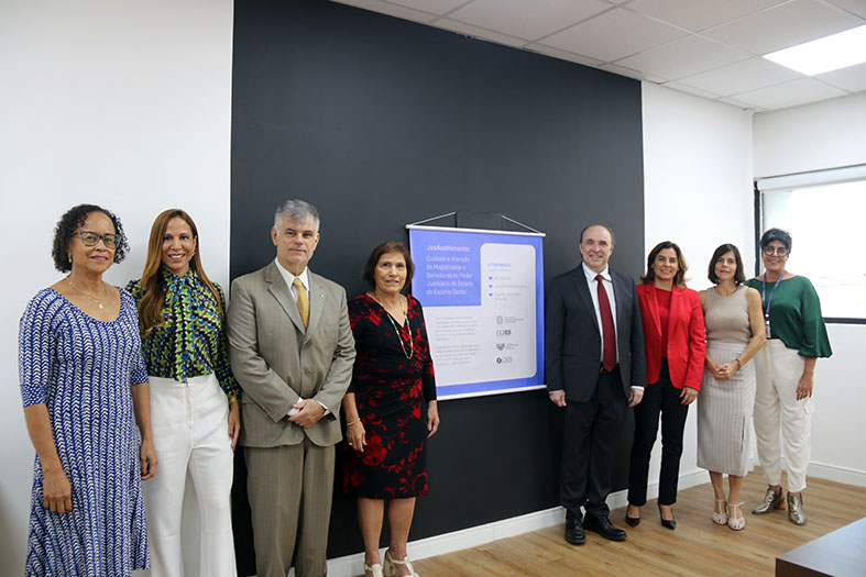 Autoridades do judiciário posam para foto.