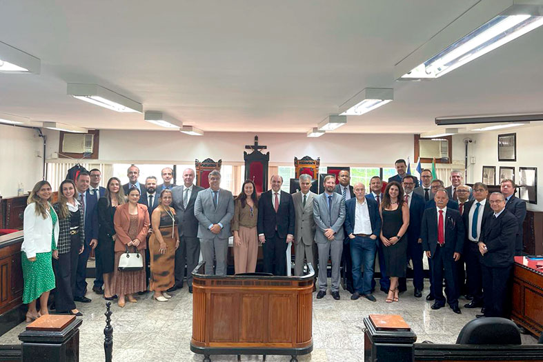 Autoridades do judiciário capixaba posam para foto.