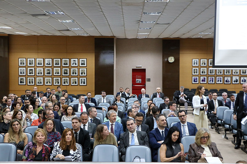 Magistrados e magistradas na plateia do salão pleno.