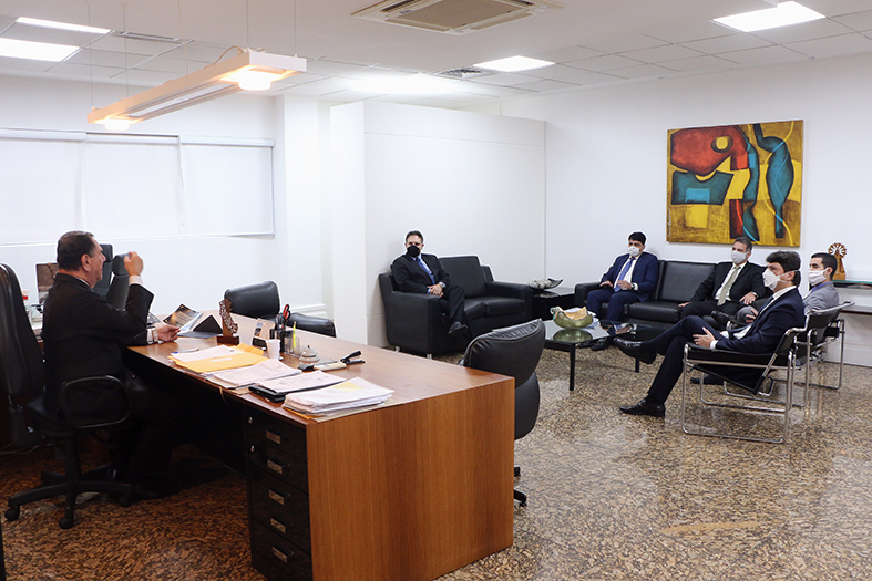 presidente do tjes, desembargador ronaldo gonçalves de sousa em, sua mesa falando se dirigindo aos membros do sinoreg que se encontram sentados afastados do presidente.