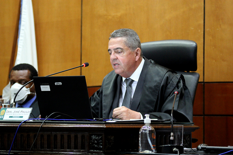 Desembargador José Paulo Calmon fala ao microfone.