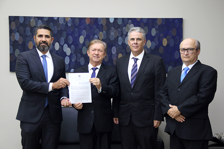 Autoridades diversas posam para foto.