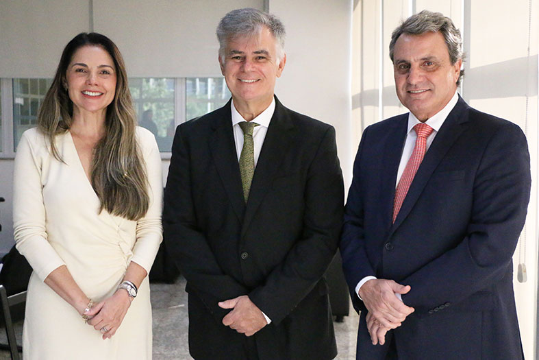 Juízes e Desembargador posam para foto.