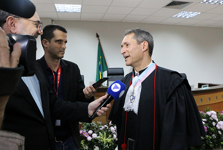 O desembargador Alexandre Puppim em entrevista à imprensa.