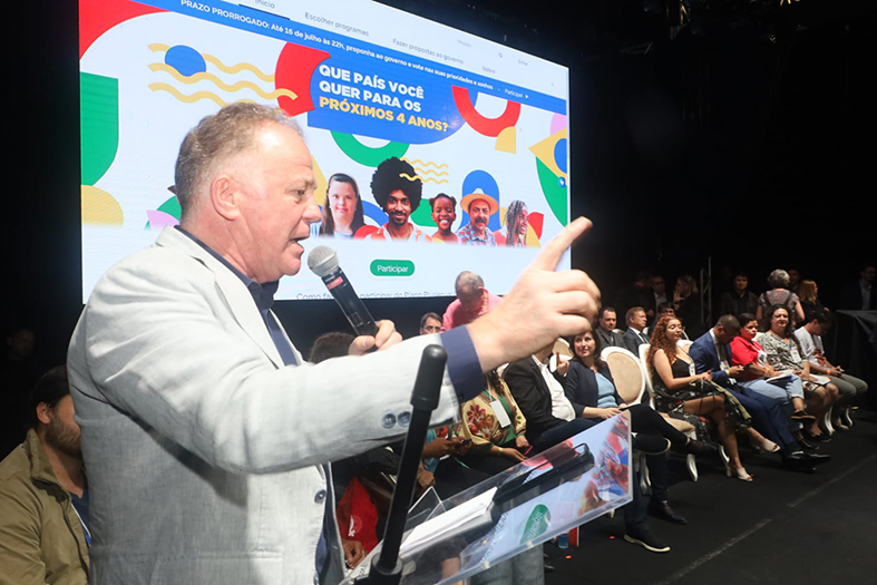 O Governador do ES, Renato Casagrande, discursa em evento.