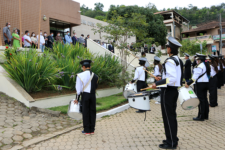Banda de músicos formado por adolescentes se apresenta para autoridades em frente ao Fórum de Ibatiba, Espírito Santo