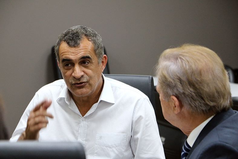 O prefeito de Jaguaré, Marcos Antônio Guerra Wandermurem conversa como presidente do TJES.