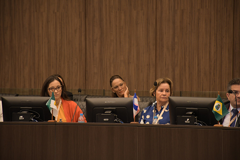 A supervisora do Núcleo Permanente de Métodos Consensuais de Solução de Conflitos e Cidadania (NUPEMEC), desembargadora Janete Vargas Simões, participa das discussões no evento "13º Fórum Nacional de Mediação e Conciliação".