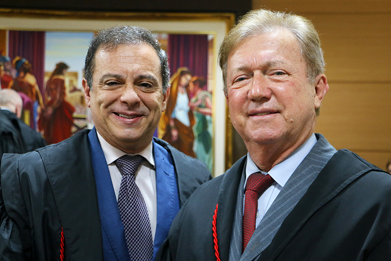 Desembargadores posam para foto.