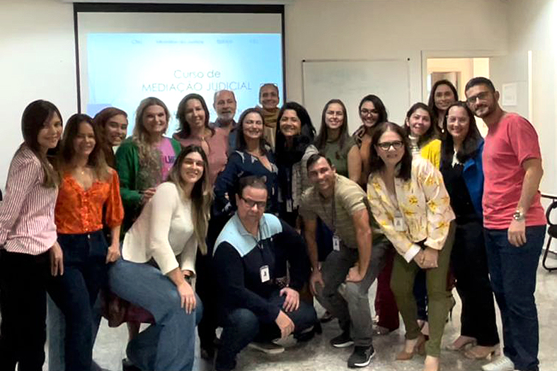 Alunos do curso de mediação posam para foto.