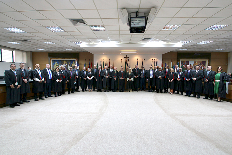 Desembargadores reunidos para foto no salão pleno do tjes.