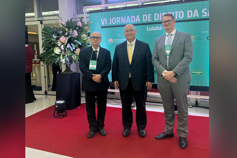 Os juízes de Direito Arion Mergár e Felippe Monteiro Morgado Horta posam para foto ao lado do supervisor do Fonajus e conselheiro do CNJ, Richard Pae Kim.